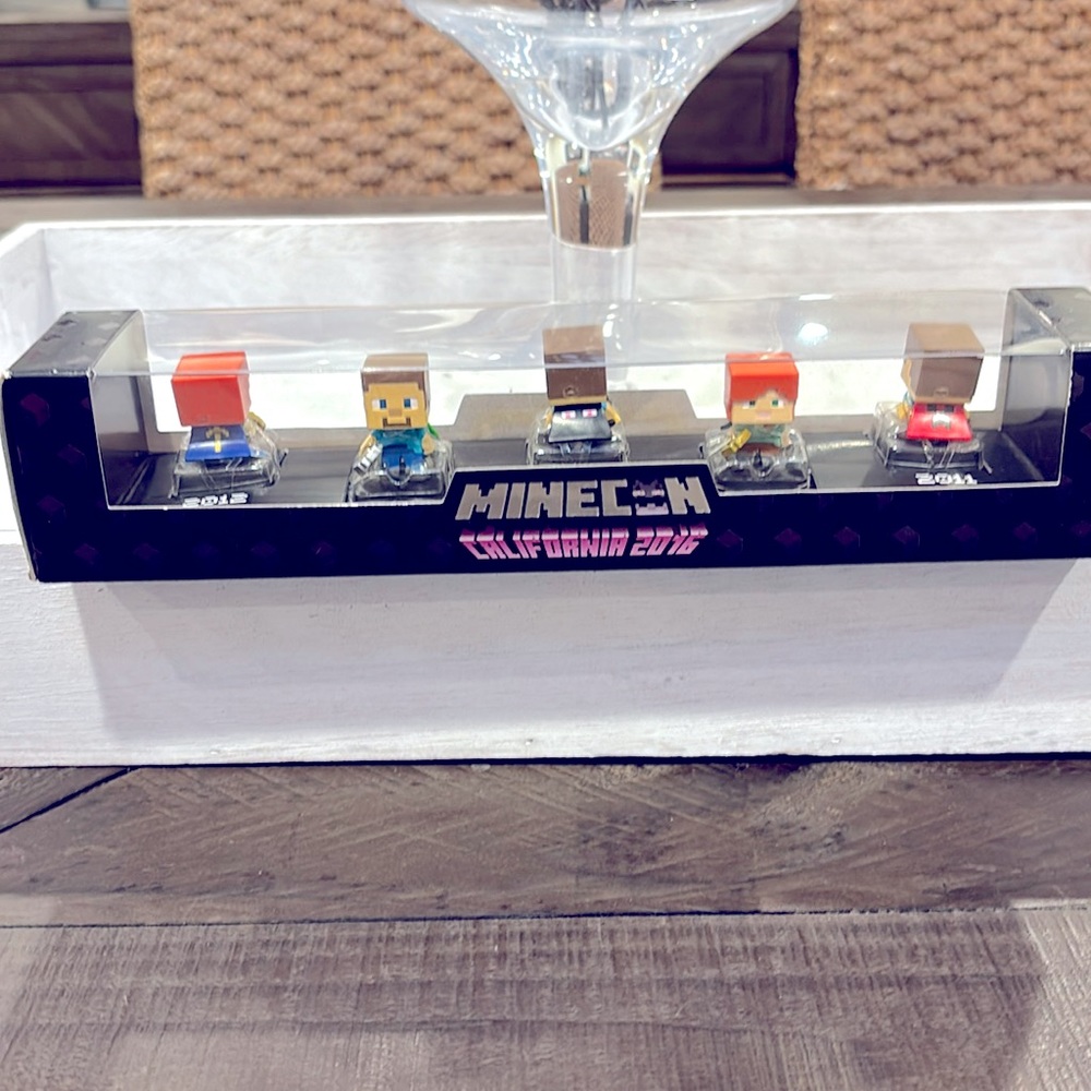 New sealed Minecraft Minecon exclusive  California 2016 figures RARE!